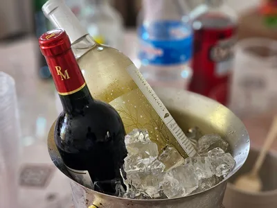 Botella de albariño joven